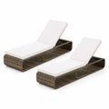 2er Set Gartenliegen aus Rattan mit weißen Polstern
