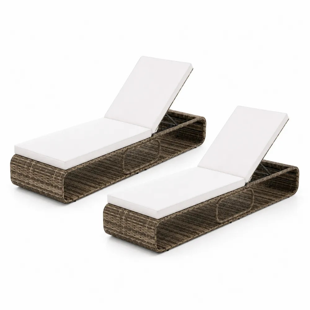 2er Set Gartenliegen aus Rattan mit weißen Polstern